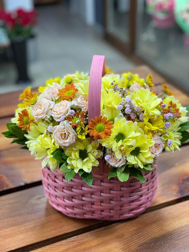 Композиция цветы лета в Криводановке Цветочная композиция из Хризантемы и Розы в корзине в Криводановке